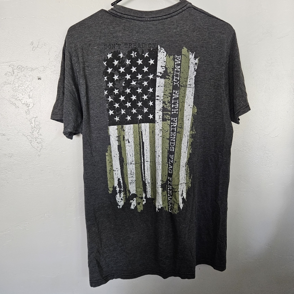 Howitzer Men's Medium Gray Short Sleeve T-Shirt Tattered Flag Graphic